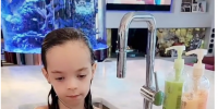 Coco Austin 和 Ice-T 的 6 岁女儿为 Chanel 的首场时装秀做好准备